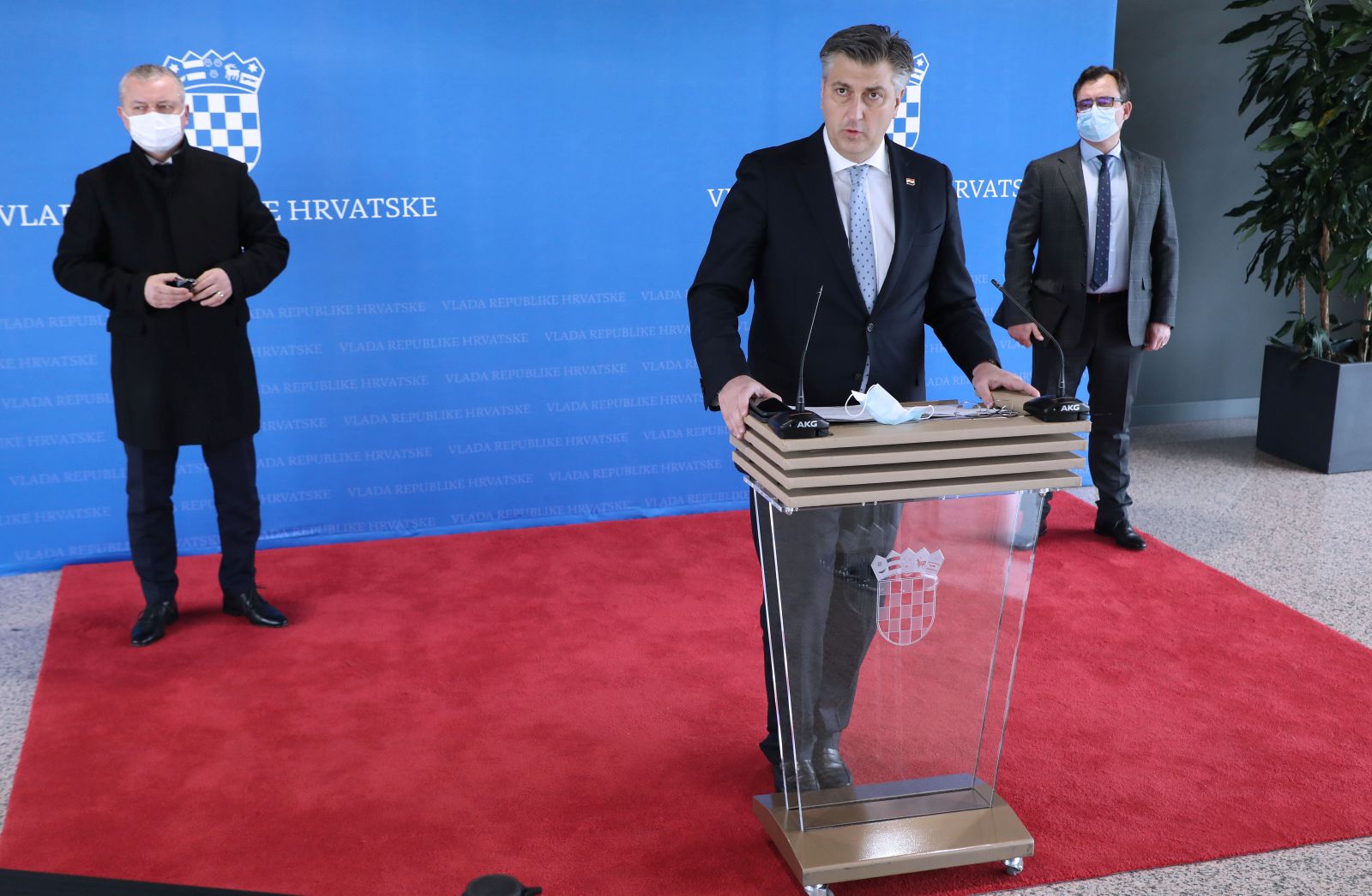 Zagreb, 25.01.2021. - Pod predsjedanjem predsjednika Vlade Andreja Plenkovića održao se sastanak Međuresorne radne skupine za praćenje provedbe bespovratnih sredstava iz Fonda solidarnosti Europske unije, namijenjenih za financiranje obnove Grada Zagreba, Krapinsko-zagorske županije i Zagrebačke županije. Na fotografiji Darko Horvat, Andrej Plenković, Damir Vrađelić, izjava nakon sastanka.
foto HINA/ Admir BULJUBAŠIĆ/ abu