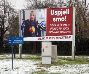 Sisak, 25.01.2021 -  Sisak i okolica u subotu su osvanuli s desetak jumbo plakata na kojima su fotografija gradonacelnice Kristine Ikic Banicek (SDP) i poruke "Uspjeli smo! Sicani ce imati pravo na 100 posto dravne obnove", te "Sisak je 100 posto hrvatski", a plakate je financirao Grad.
foto HINA/ Damir SENCAR/ ds