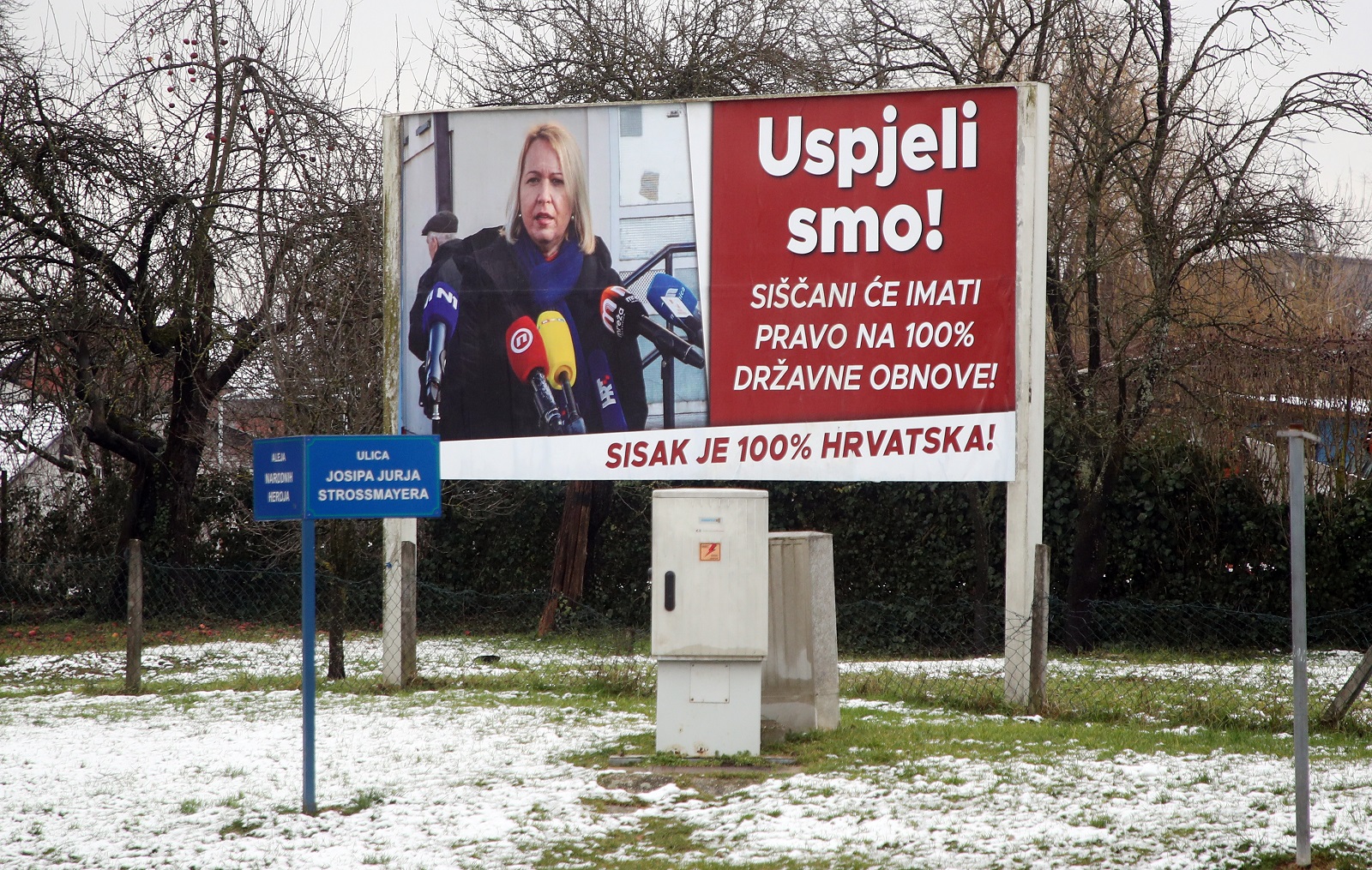 Sisak, 25.01.2021 -  Sisak i okolica u subotu su osvanuli s desetak jumbo plakata na kojima su fotografija gradonacelnice Kristine Ikic Banicek (SDP) i poruke "Uspjeli smo! Sicani ce imati pravo na 100 posto dravne obnove", te "Sisak je 100 posto hrvatski", a plakate je financirao Grad.
foto HINA/ Damir SENCAR/ ds