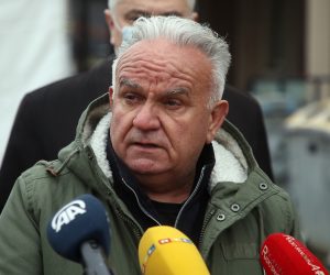 Sisak, 25.01.2021 - Izaslanstvo Meihata Islamske zajednice u Hrvatskoj, predvodeno muftijom akademikom Azizom ef. Hasanovicem, posjetilo je Sisak i Petrinju. U izaslanstvu s predstavnici veleposlanstava Turske, Azerbejdana, Irana, Maroka, Egipta, Alira, Libije, Malezije, Indonezije i Iraka. Izalsnastvo se susrelo sa gradonacelnikom Petrinje Darinkom Dumbovicem u dvoritu privremene Gradske uprave. Na slici petrinjski gradonacelnik Darinko Dumbovic.
foto HINA/ Damir SENCAR/ ds