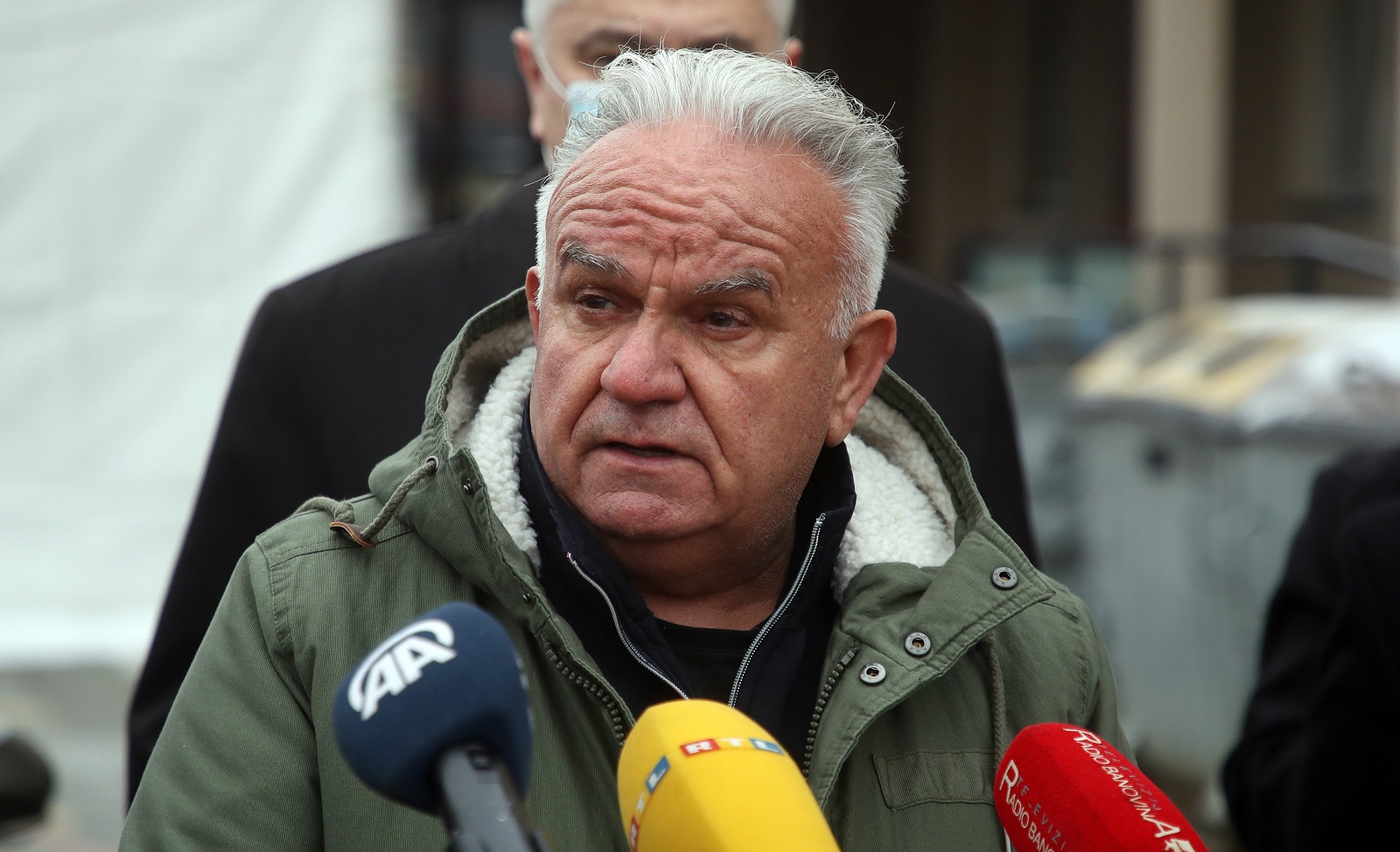 Sisak, 25.01.2021 - Izaslanstvo Meihata Islamske zajednice u Hrvatskoj, predvodeno muftijom akademikom Azizom ef. Hasanovicem, posjetilo je Sisak i Petrinju. U izaslanstvu s predstavnici veleposlanstava Turske, Azerbejdana, Irana, Maroka, Egipta, Alira, Libije, Malezije, Indonezije i Iraka. Izalsnastvo se susrelo sa gradonacelnikom Petrinje Darinkom Dumbovicem u dvoritu privremene Gradske uprave. Na slici petrinjski gradonacelnik Darinko Dumbovic.
foto HINA/ Damir SENCAR/ ds