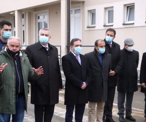 Sisak, 25.01.2021 - Izaslanstvo Meihata Islamske zajednice u Hrvatskoj, predvodeno muftijom akademikom Azizom ef. Hasanovicem, posjetilo je Sisak i Petrinju. U izaslanstvu s predstavnici veleposlanstava Turske, Azerbejdana, Irana, Maroka, Egipta, Alira, Libije, Malezije, Indonezije i Iraka. Izalsnastvo se susrelo sa gradonacelnikom Petrinje Darinkom Dumbovicem u dvoritu privremene Gradske uprave. Na slici petrinjski gradonacelnik Darinko Dumbovic (C), muftija Aziz ef. Hasanovic (D) i veleposlanik Republike Turske u Republici Hrvatskoj Mustafa Babur Hizlan (L).
foto HINA/ Damir SENCAR/ ds