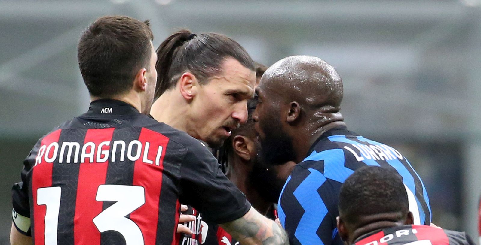 epa08967386 AC Milan's Zlatan Ibrahimovic (L) and Inter Milan's Romelu Lukaku react during the Italian cup quarter-final soccer match between FC Inter and AC Milan at Giuseppe Meazza stadium in Milan, Italy, 26 January 2021.  EPA/MATTEO BAZZI