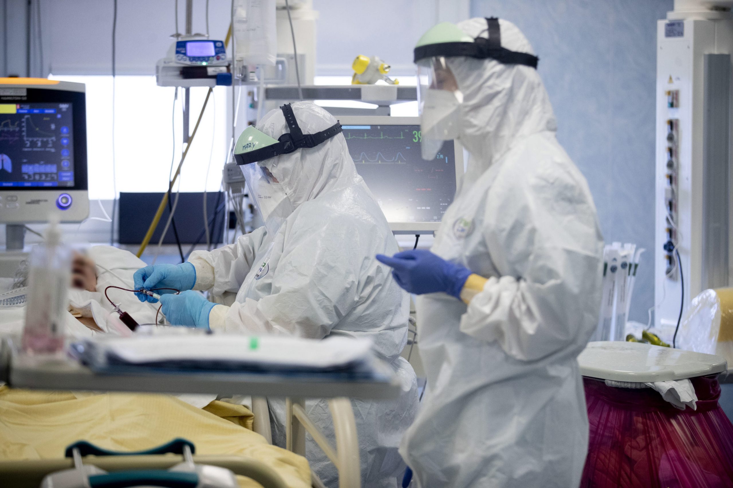 epa08968678 Health workers wearing personal protective equipment (PPE) work inside the intensive care unit (ICU) of the San Filippo Neri Hospital in Rome, Italy, 27 January 2021, where patients infected with the coronavirus disease (COVID-19) are treated.  EPA/MASSIMO PERCOSSI -- ATTENTION EDITORS: FACE OF THE PATIENT PIXELATED AT SOURCE