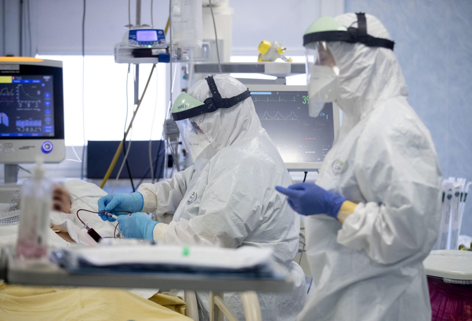 epa08968678 Health workers wearing personal protective equipment (PPE) work inside the intensive care unit (ICU) of the San Filippo Neri Hospital in Rome, Italy, 27 January 2021, where patients infected with the coronavirus disease (COVID-19) are treated.  EPA/MASSIMO PERCOSSI -- ATTENTION EDITORS: FACE OF THE PATIENT PIXELATED AT SOURCE