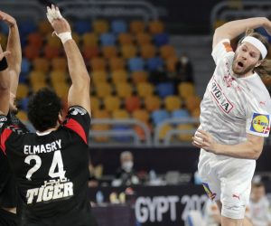 epa08969025 Denmark's Mikkel Hansen (R) in action against Egypt’s Ibrahim Elmasry (L) during the quarter final match between Denmark and Egypt at the 27th Men's Handball World Championship in Cairo, Egypt, 27 January 2021.  EPA/Mohamed Abd El Ghany / POOL