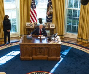 epa08971685 US President Joe Biden, accompanied by US Vice President Kamala Harris, signs executive actions strengthening Americans’ access to quality, affordable health care, in the Oval Office of the White House, in Washington, DC, USA, 28 January 2021.  EPA/Doug Mills / POOL