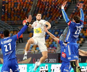 epa08977592 Spain's Daniel Dujshbaev (C) in action against France's Ludovic Fabregas (R) during the Bronze Medal match between Spain and France at the 27th Men's Handball World Championship in Cairo, Egypt, 31 January 2021.  EPA/KHALED ELFIQI