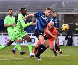 epa08977835 Atalanta's Mario Pasalic (C) scores his team's first goal during the Italian Serie A soccer match between Atalanta BC and SS Lazio in Bergamo, Italy, 31 January 2021.  EPA/PAOLO MAGNI