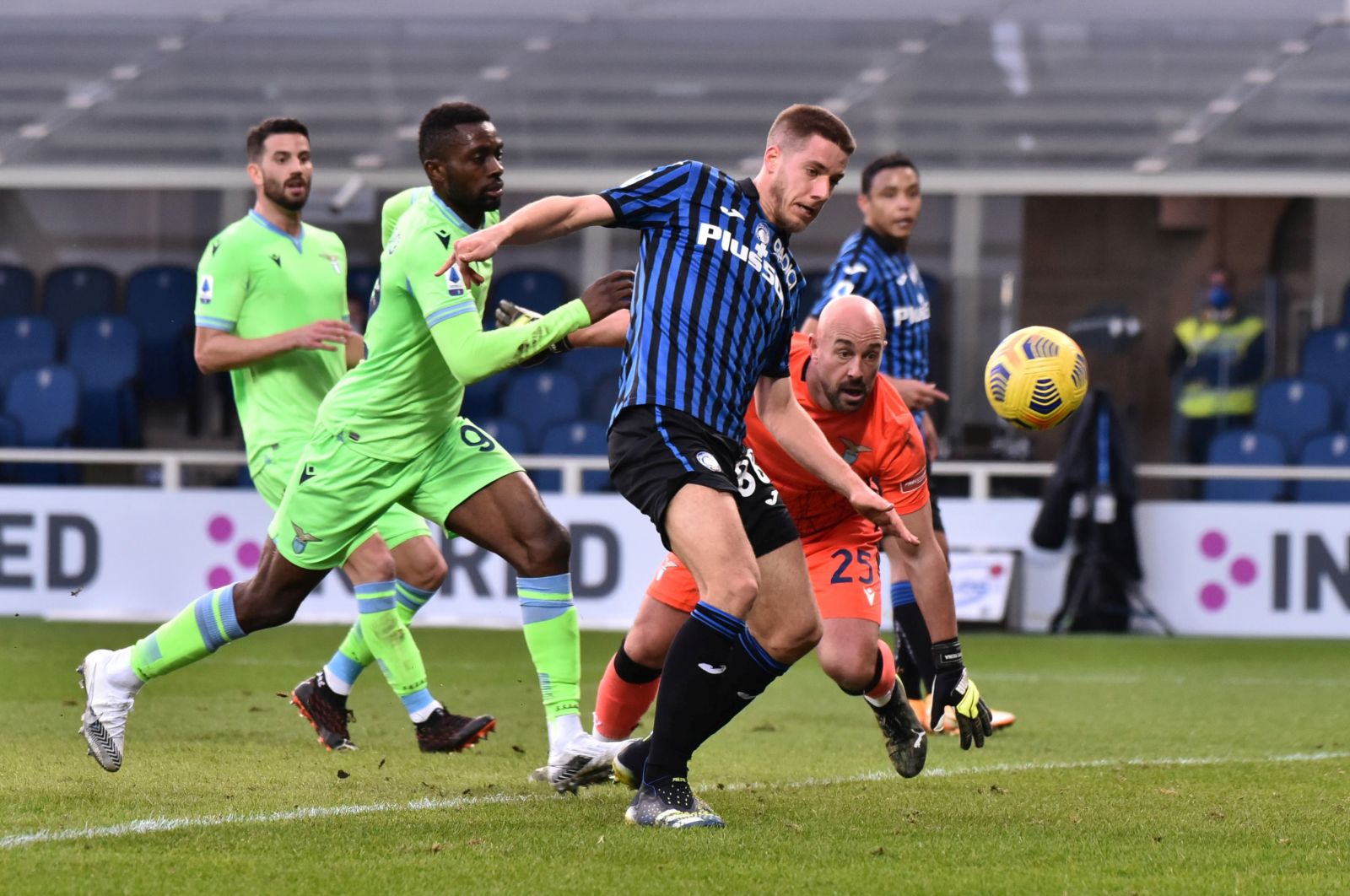 epa08977835 Atalanta's Mario Pasalic (C) scores his team's first goal during the Italian Serie A soccer match between Atalanta BC and SS Lazio in Bergamo, Italy, 31 January 2021.  EPA/PAOLO MAGNI