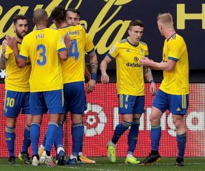 epa08977887 Cadiz's striker Alvaro Negredo (3-R) celebrates with teammates after scoring the 1-1 goal during the Spanish LaLiga soccer match between Cadiz CF and Atletico Madrid held at Ramon de Carranza stadium, in Cadiz, southern Spain, 31 January 2021.  EPA/Roman Rios