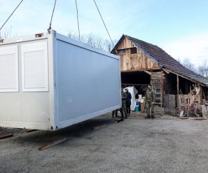 01.01.2021., Prekopa - Pripadnici Hrvatske vojske postavljaju kontejnere za privremeni smjestaj nastradalih u potresu Photo: Marko Prpic/PIXSELL