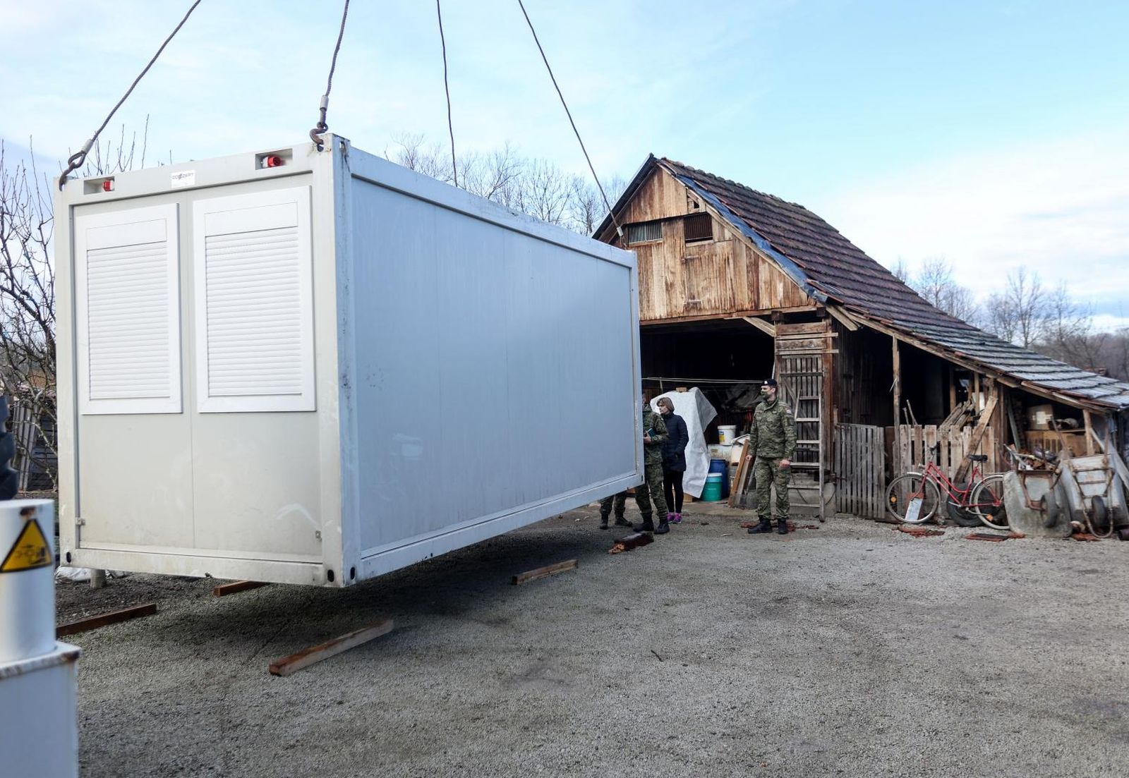 01.01.2021., Prekopa - Pripadnici Hrvatske vojske postavljaju kontejnere za privremeni smjestaj nastradalih u potresu Photo: Marko Prpic/PIXSELL