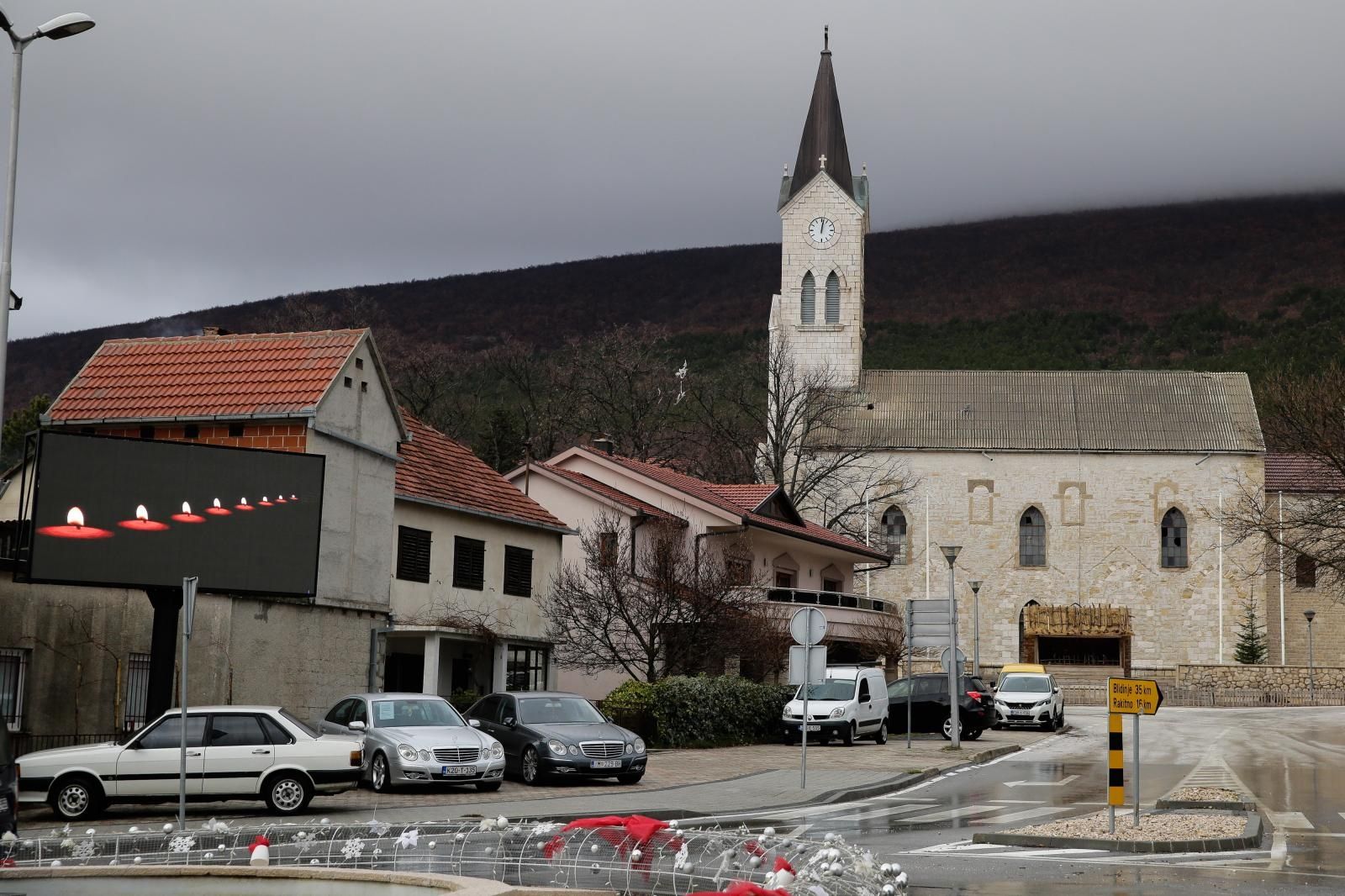 01.01.2021., Posusje, Bosna i Hercegovina - U centru Posusja na digitalnom displeju za oglasavanje postavljeno osam svijeca za tragicno preminule.

Photo: Denis Kapetanovic/PIXSELL