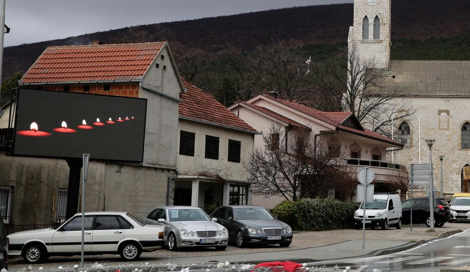 01.01.2021., Posusje, Bosna i Hercegovina - U centru Posusja na digitalnom displeju za oglasavanje postavljeno osam svijeca za tragicno preminule.

Photo: Denis Kapetanovic/PIXSELL