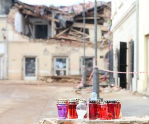 02.01.2020., Petrinja - Ispred Zelene kuce u Ulici Artura Turkulina 1a na mjestu gdje je u potresu poginula djevojcica Laura Cvijic polozeno je cvijece i zapaljene su svijece  za sve zrtve stradale u potresu. Photo Zeljko Lukunic/PIXSELL