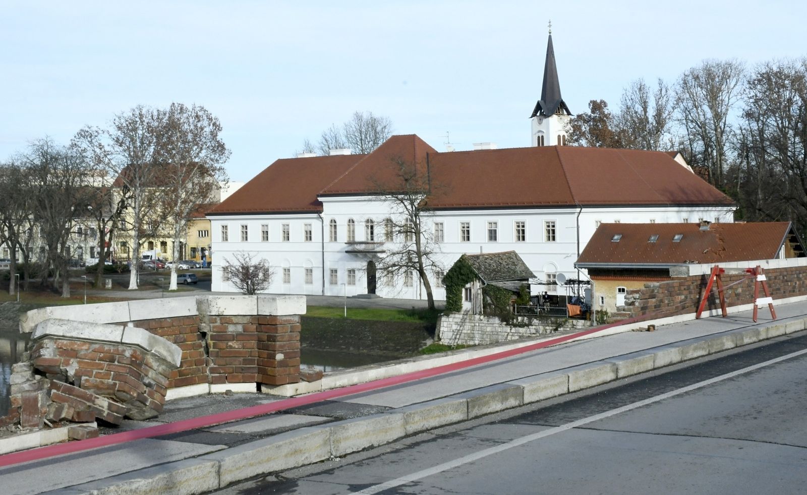 02.01.2021., Sisak - Ostecenja Starog mosta nakon razornog potresa. Photo: Nikola Cutuk/PIXSELL