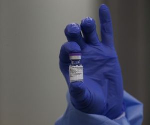 02.12.2021., Petrinja - Pocelo cijepljenje protiv Sars Cov 2 virusa u vojarni u Petrinji gdje su smjesteni ljudi kojima je unistena kuca u potresu. Photo: Zeljko Lukunic/PIXSELL