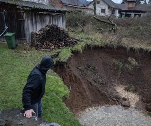 02.01.2021., Mecencani - U selu Mecencani otvorile su se rupe u zemlji koje se nalaze blizu kuca te se sire pa su kuce nesigurne za stanovanje.  Photo: Sandra Simunovic/PIXSELL