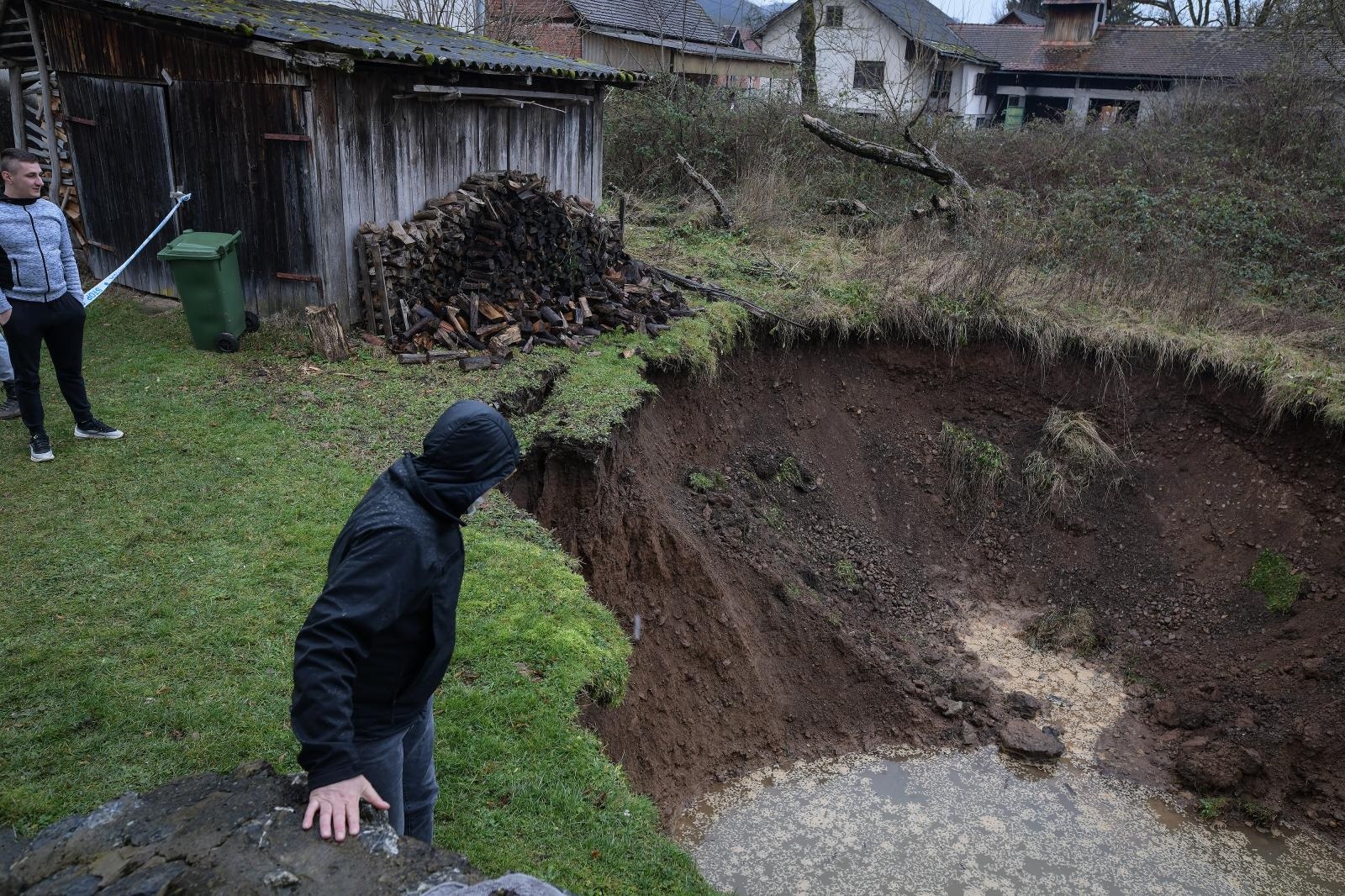 02.01.2021., Mecencani - U selu Mecencani otvorile su se rupe u zemlji koje se nalaze blizu kuca te se sire pa su kuce nesigurne za stanovanje.  Photo: Sandra Simunovic/PIXSELL