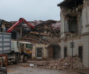02.12.2021., Petrinja - Peti dan nakon razornog potresa saniraju se posljedice. Radnici sa strojevima ruse kuce u centru, a vatrogasci skidaju dimljake i pokrivaju krovove s najlonima dok ljudi spasavaju iz rusevina ono malo stvari sto potres nije unistio.  Photo: Zeljko Lukunic/PIXSELL