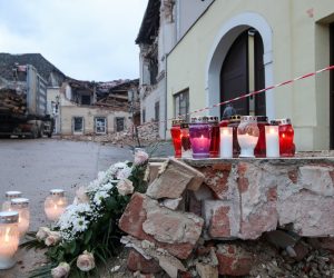 02.12.2021., Petrinja - Peti dan nakon razornog potresa saniraju se posljedice. Radnici sa strojevima ruse kuce u centru, a vatrogasci skidaju dimljake i pokrivaju krovove s najlonima dok ljudi spasavaju iz rusevina ono malo stvari sto potres nije unistio.  Photo: Zeljko Lukunic/PIXSELL
