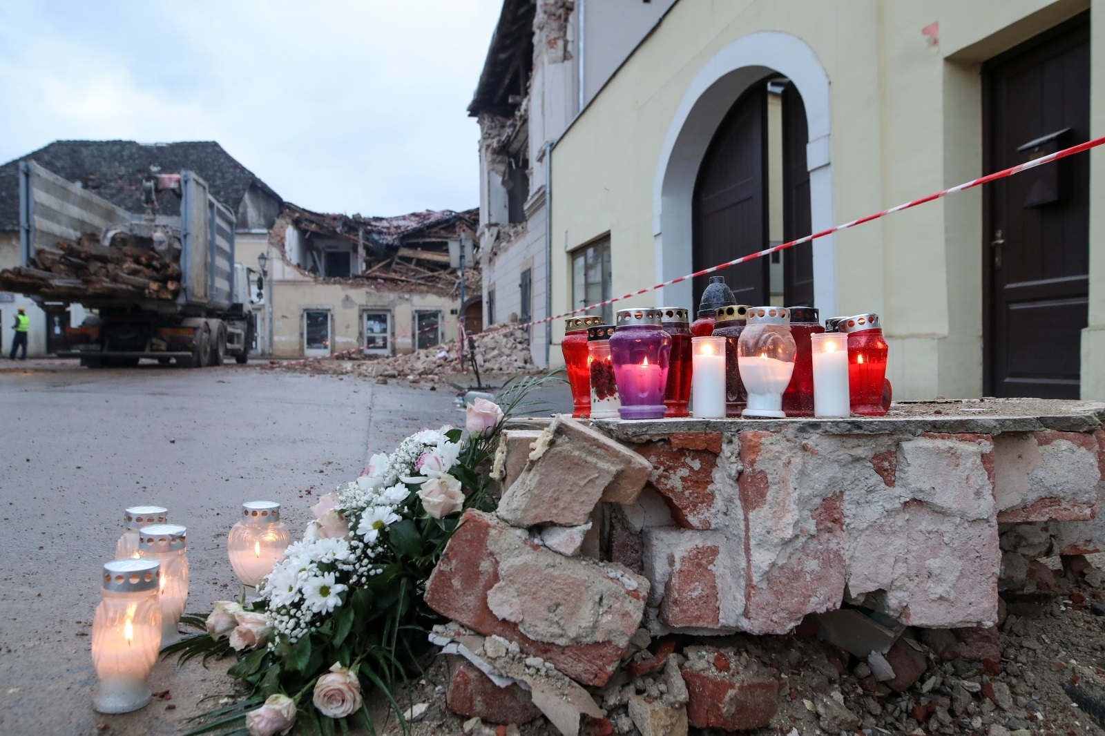 02.12.2021., Petrinja - Peti dan nakon razornog potresa saniraju se posljedice. Radnici sa strojevima ruse kuce u centru, a vatrogasci skidaju dimljake i pokrivaju krovove s najlonima dok ljudi spasavaju iz rusevina ono malo stvari sto potres nije unistio.  Photo: Zeljko Lukunic/PIXSELL