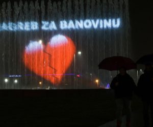02.01.2021., NSK, Zagreb - Fontane u Ulici Hrvatske bratske zajednice svijetle za Banovinu, odnosno stanovnike Petrinje, Siska, Gline, Majske poljane, Lekenika te svih mjesta ostecenih u katastrofalnom potresu koji ih je zadesio. Photo: Marko Prpic/PIXSELL