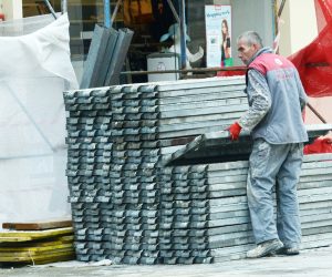 02.10.2018., Sisak - Radnici uklanjaju skele nakon zavrsetka radova na energetskoj obnovi fasade stambene zgrade u Radicevoj ulici. 
Photo: Nikola Cutuk/PIXSELL