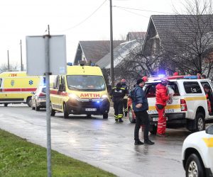 03.12.2021., Petrinja - Strariji  muskarac pao je s krova u Petrinji prilikom obnove kuce koju je razrusio potres. Prvi u pomoc su prikocili vatrogasci JVP Zagreb koji su u blizini sanirali ostecene dimljake te zapoceli sa reanimacijom. Ubrzo su pristigle i ekipe HGSS-a i Hitne pomoci  te oko 30 minuta  reanimacijom pokusavali spasiti covjeka, ali nisu uspijeli, od ozljeda covjek je preminuo. Kisa koja pada tjera ljude da pokriju najlonom krovove koji prokisnjavaju. Photo: Zeljko Lukunic /PIXSELL