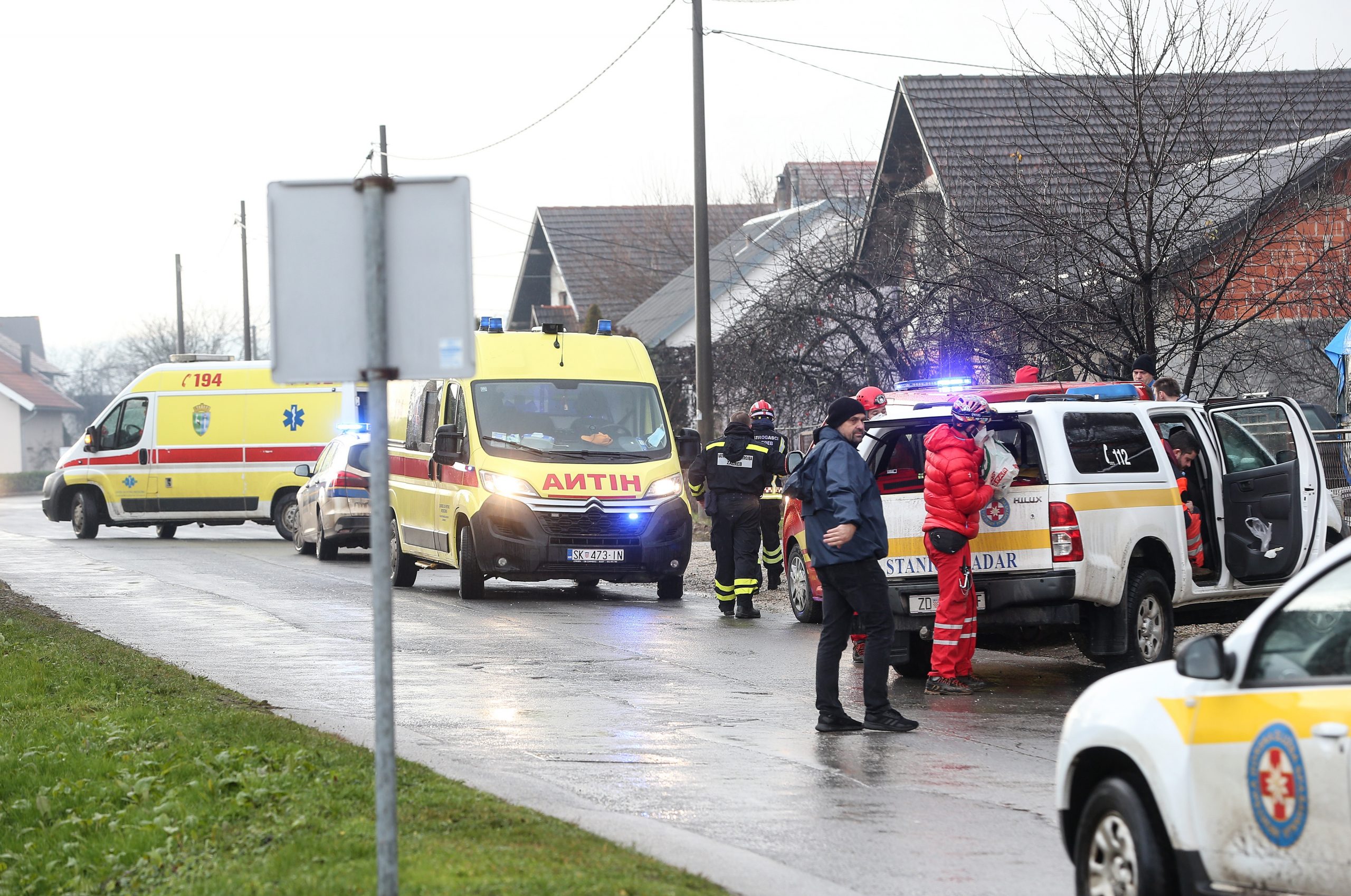 03.12.2021., Petrinja - Strariji  muskarac pao je s krova u Petrinji prilikom obnove kuce koju je razrusio potres. Prvi u pomoc su prikocili vatrogasci JVP Zagreb koji su u blizini sanirali ostecene dimljake te zapoceli sa reanimacijom. Ubrzo su pristigle i ekipe HGSS-a i Hitne pomoci  te oko 30 minuta  reanimacijom pokusavali spasiti covjeka, ali nisu uspijeli, od ozljeda covjek je preminuo. Kisa koja pada tjera ljude da pokriju najlonom krovove koji prokisnjavaju. Photo: Zeljko Lukunic /PIXSELL
