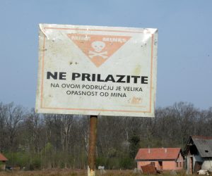 03.04.2016., Moscenica - Oznaka za opasnost od mina. Od 2005. godine se u cijelom svijetu, na prijedlog Ujedinjenih naroda, 4. travnja obiljezava Medjunarodni dan svjesnosti o opasnostima od mina i pomoci u protuminskom djelovanju. Photo: Nikola Cutuk/PIXSELL