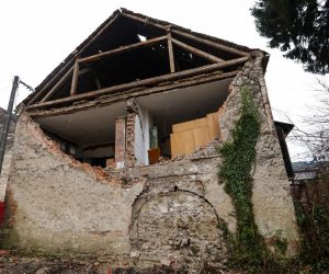 04.01.2020., Glina - Opustosen grad nakon razornog potresa gdje su na ulicama jedino vatrogasci koji pokusavaju ukloniti opasnosti koje prijete s krovova. Photo: robert Anic/PIXSELL