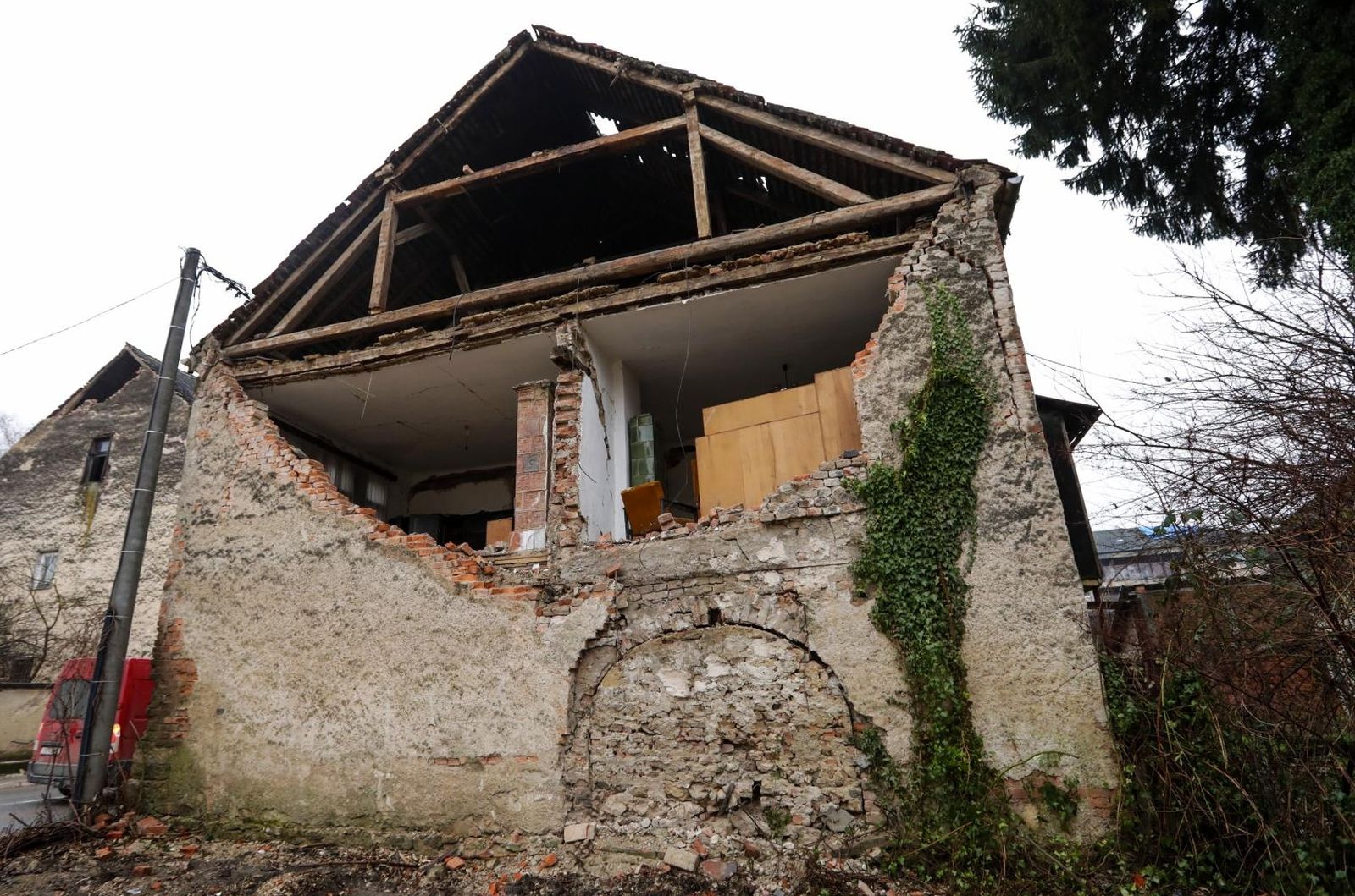 04.01.2020., Glina - Opustosen grad nakon razornog potresa gdje su na ulicama jedino vatrogasci koji pokusavaju ukloniti opasnosti koje prijete s krovova. Photo: robert Anic/PIXSELL
