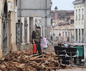 04.01.2021., Petrinja - U centru grada ljudi skupljaju svoje stvari koje mogu spasiti. 
Photo: Marko Lukunic/PIXSELL