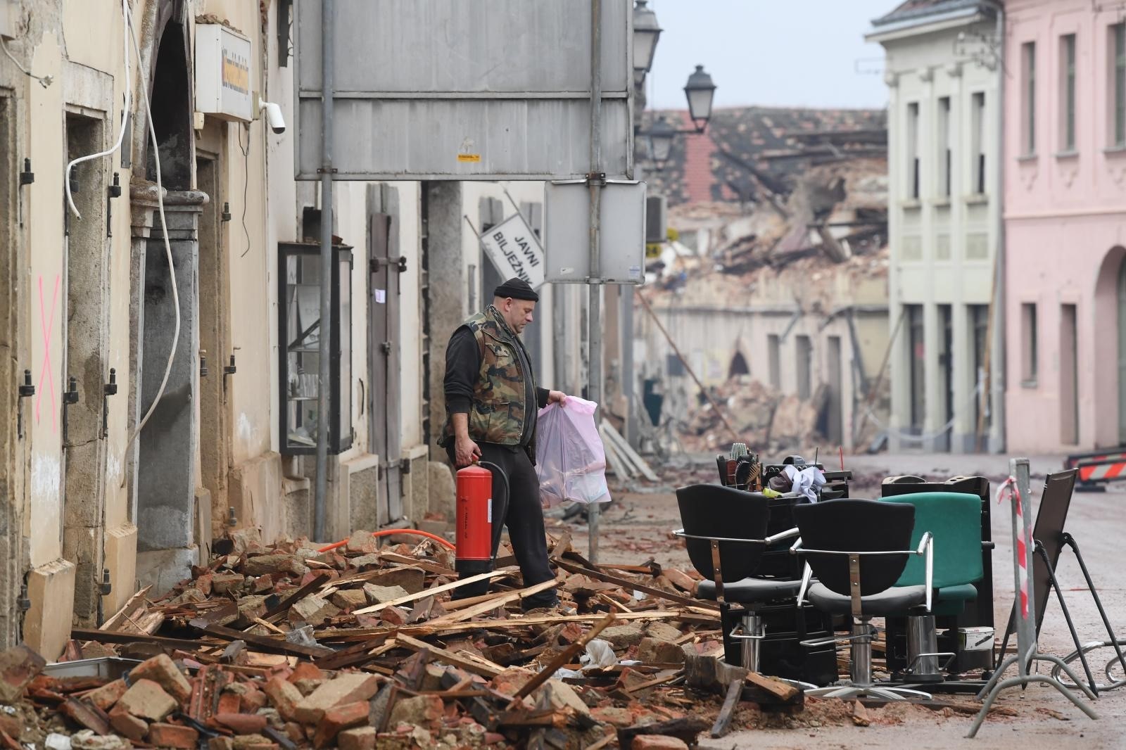 04.01.2021., Petrinja - U centru grada ljudi skupljaju svoje stvari koje mogu spasiti. 
Photo: Marko Lukunic/PIXSELL