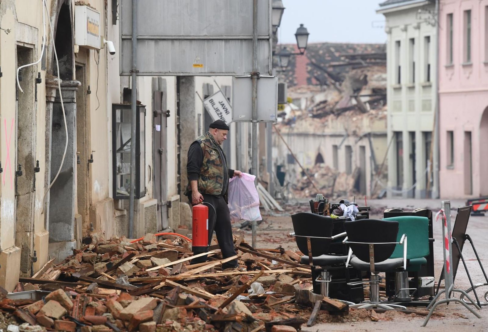 04.01.2021., Petrinja - U centru grada ljudi skupljaju svoje stvari koje mogu spasiti. 
Photo: Marko Lukunic/PIXSELL
