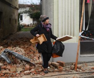 04.01.2021., Petrinja - U centru grada ljudi skupljaju svoje stvari koje mogu spasiti. 
Photo: Marko Lukunic/PIXSELL