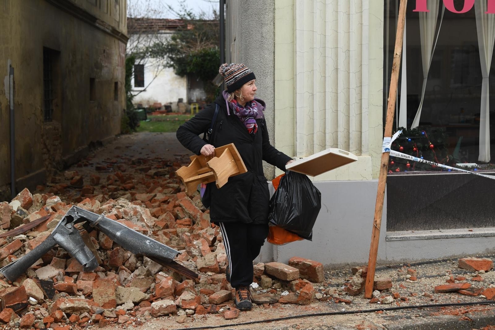 04.01.2021., Petrinja - U centru grada ljudi skupljaju svoje stvari koje mogu spasiti. 
Photo: Marko Lukunic/PIXSELL