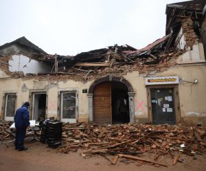 04.01.2021., Petrinja - U centru grada ljudi skupljaju svoje stvari koje mogu spasiti. 
Photo: Marko Lukunic/PIXSELL