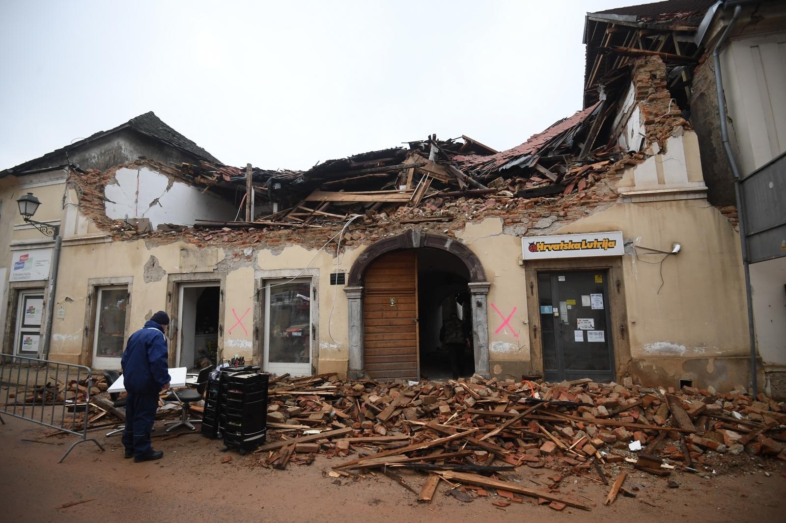 04.01.2021., Petrinja - U centru grada ljudi skupljaju svoje stvari koje mogu spasiti. 
Photo: Marko Lukunic/PIXSELL