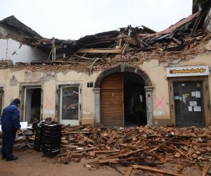04.01.2021., Petrinja - U centru grada ljudi skupljaju svoje stvari koje mogu spasiti. 
Photo: Marko Lukunic/PIXSELL
