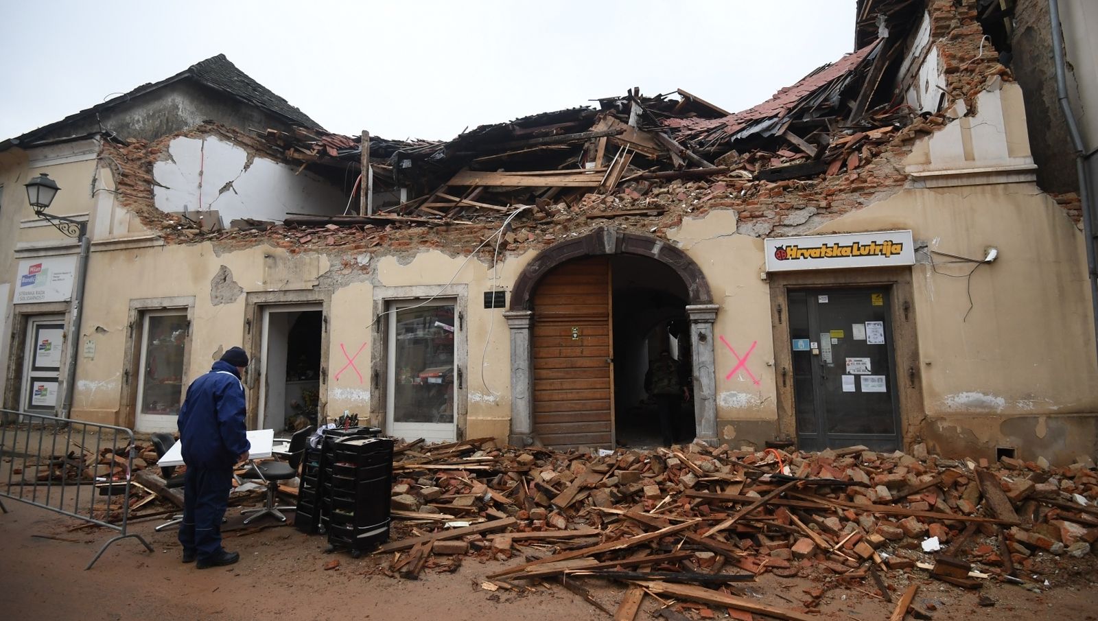 04.01.2021., Petrinja - U centru grada ljudi skupljaju svoje stvari koje mogu spasiti. 
Photo: Marko Lukunic/PIXSELL