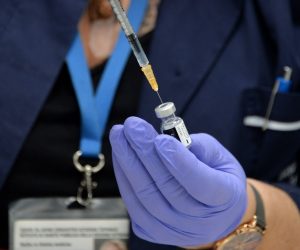 05.01.2021., Pula - U pulskom Zavodu za javno zdravstvo Istarske zupanije, nastavljeno je cijepljenje novopristiglim dozama Pfizerovog cjepiva protiv bolesti COVID-19. Kao u prvoj turi, i ovaj su put najprije cijepljeni zdravstveni djelatnici.
photo: Sasa Miljevic/PIXSELL