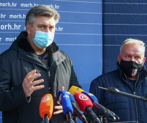 05.01.2021., Petrinja - Izjave nakon obilaska vojarne "pk Predrag Matanovic" i odrzanog sastanka Stozera za sanaciju posljedica od potresa u Sisacko-moslavackoj zupaniji. Predsjednik Vlade Andrej Plenkovic, gradonacelnik Petrinje Darinko Dumbovic. Photo: Matija Habljak/PIXSELL