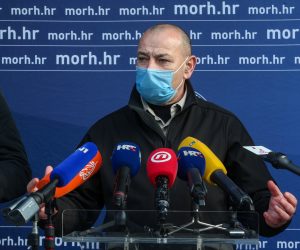 05.01.2021., Petrinja - Izjave nakon obilaska vojarne "pk Predrag Matanovic" i odrzanog sastanka Stozera za sanaciju posljedica od potresa u Sisacko-moslavackoj zupaniji. Voditelj Stozera, potpredsjednik Vlade i ministar branitelja Tomo Medved. Photo: Matija Habljak/PIXSELL