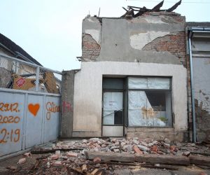 05.01.2021., Glina - Datum i vrijeme razornog potresa u Glini zauvijek ce ostati na ogradi obiteljske kuce koja je stradala u tom potresu.
Photo: Matija Habljak/PIXSELL