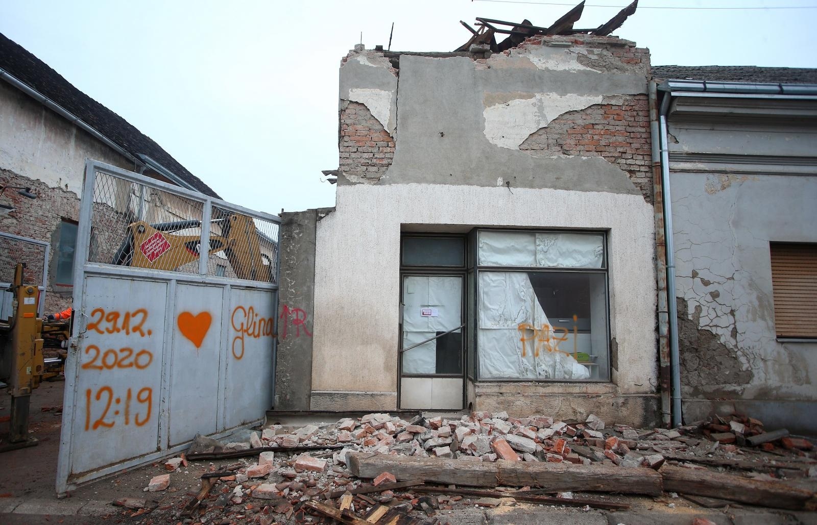 05.01.2021., Glina - Datum i vrijeme razornog potresa u Glini zauvijek ce ostati na ogradi obiteljske kuce koja je stradala u tom potresu.
Photo: Matija Habljak/PIXSELL