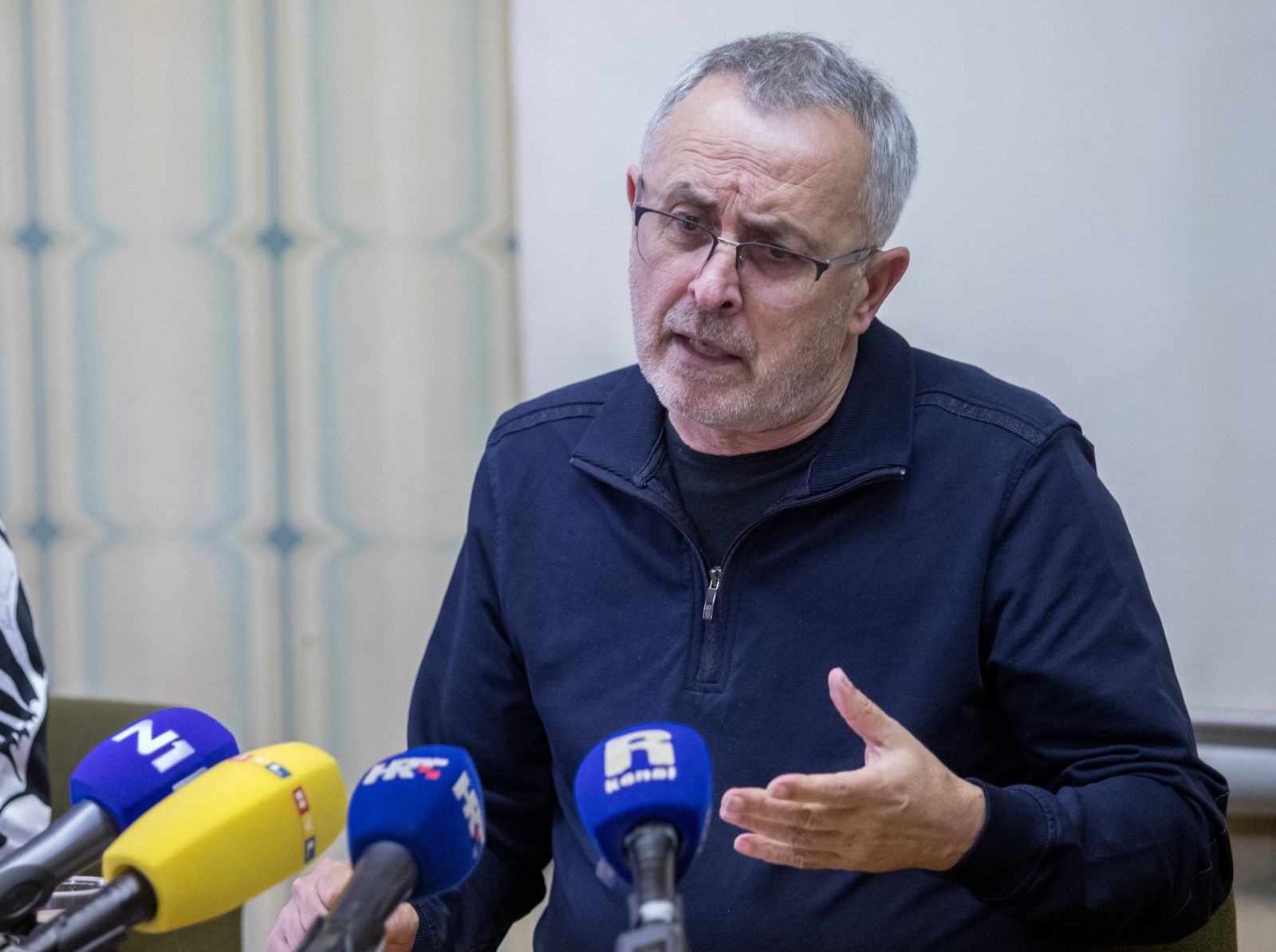 5.10.2020., Rijeka -  Sindikat zaposlenika u hrvatskom skolstvu - Preporod odrzao je  konferenciju za medije na temu "Radno-pravni status prosvjetnih radnika u izolaciji i oboljelih od Covida-19". O posljedicama nastave prema A, B, i C modelu na status ucitelja, smanjenju placa, cijepljenju protiv gripe. Predsjednik sindikata Zeljko Stipic Photo:Nel Pavletic/PIXSELL