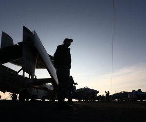 05.12.2015., Split - Americki nosac zrakoplova na nuklearni pogon USS Harry S. Truman (CVN 75) u pratnji krstarice stigao pred splitsku luku u posjet koji ce trajati do 9. prosinca. 
USS Harry S. Truman, koji je u sluzbi od 1996. godine, jedan je od nosaca zrakoplova na nuklearni pogon klase Nimitz, najvecih nosaca zrakoplova na svijetu, velicine kao tri nogometna igralista. 
Ukupne je duzine 333 metra, sirine 41 metar, a gaz mu je 12 metara. Posada broji 4922 clana od kojih 487 casnika. 
USS Harry S. Truman i ostale nosace skupine Nimitz pogone dva Westinghousova nuklearna reaktora koji omogucuju postizanje brzine nesto iznad 30 cvorova (oko 56 kilometara na sat) a nuklearno gorivo se mijenja otprilike svakih 20 godina. 
Photo: Zeljko Lukunic/PIXSELL